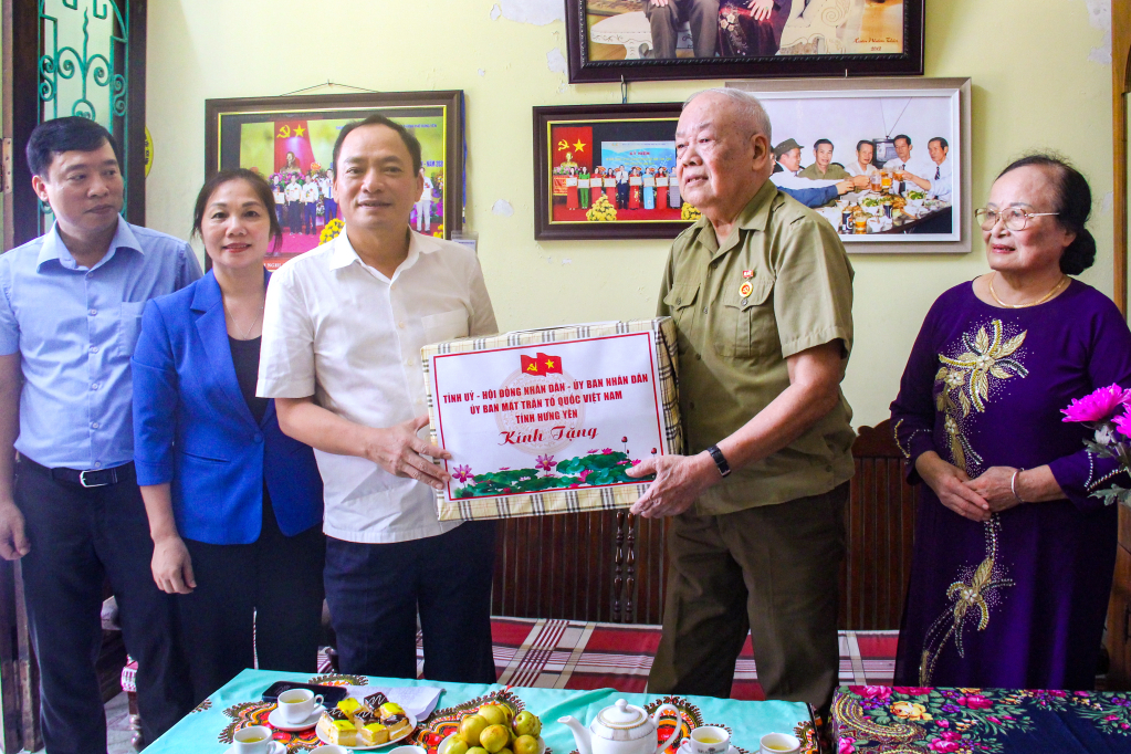 Đồng chí Trần Quốc Văn, Phó Bí thư Tỉnh ủy, Chủ tịch UBND tỉnh trao quà tặng thương binh Cáp Quang Hiệt, phường Lê Lợi (thành phố Hưng Yên)