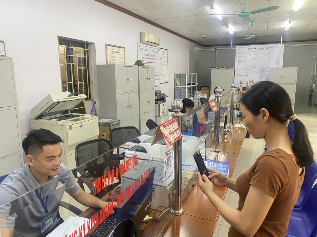 Người dân huyện Yên Mỹ thực hiện thanh toán điện tử trong giải quyết thủ tục hành chính