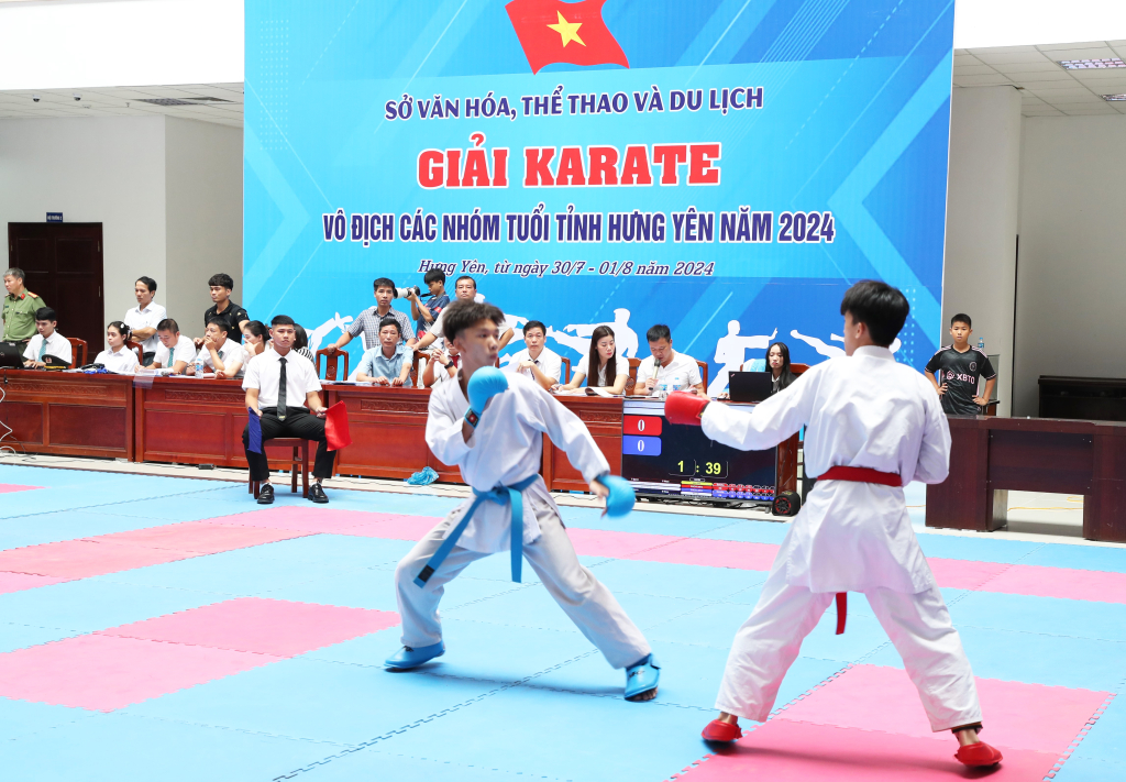 Một trận thi đấu nội dung Kumite tại giải