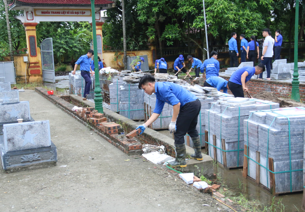 Các tình nguyện viên tham gia chỉnh trang nghĩa trang liệt sĩ xã Đại Tập trong đợt cao điểm       