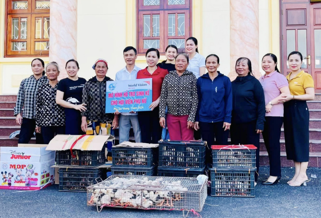 Hội LHPN huyện Phù Cừ trao hỗ trợ sinh kế cho hội viên phụ nữ có hoàn cảnh khó khăn trong huyện