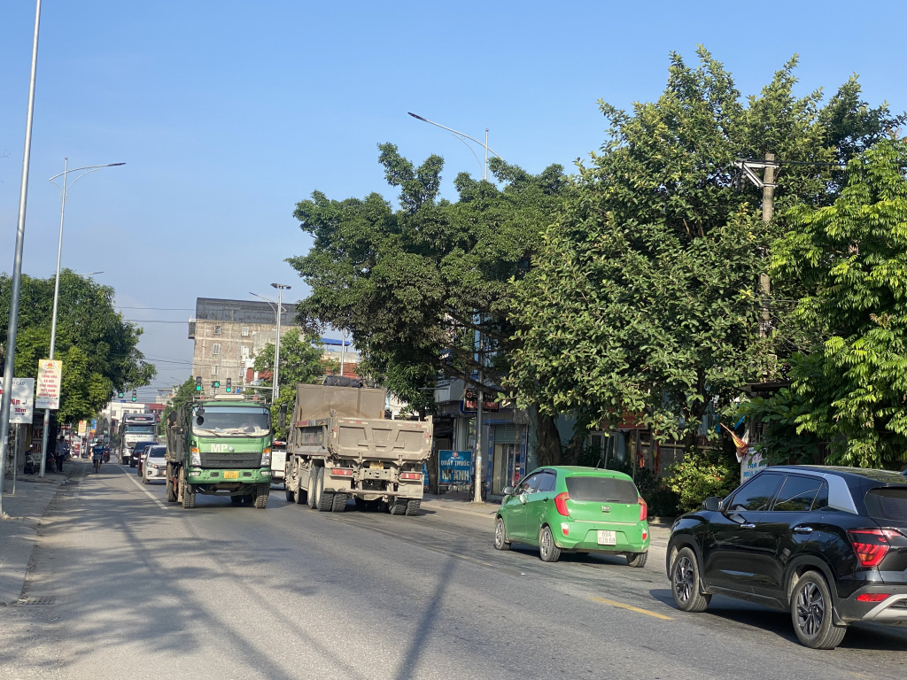 Các phương tiện tham gia giao thông tại thành phố Hưng Yên. Ảnh minh hoạ
