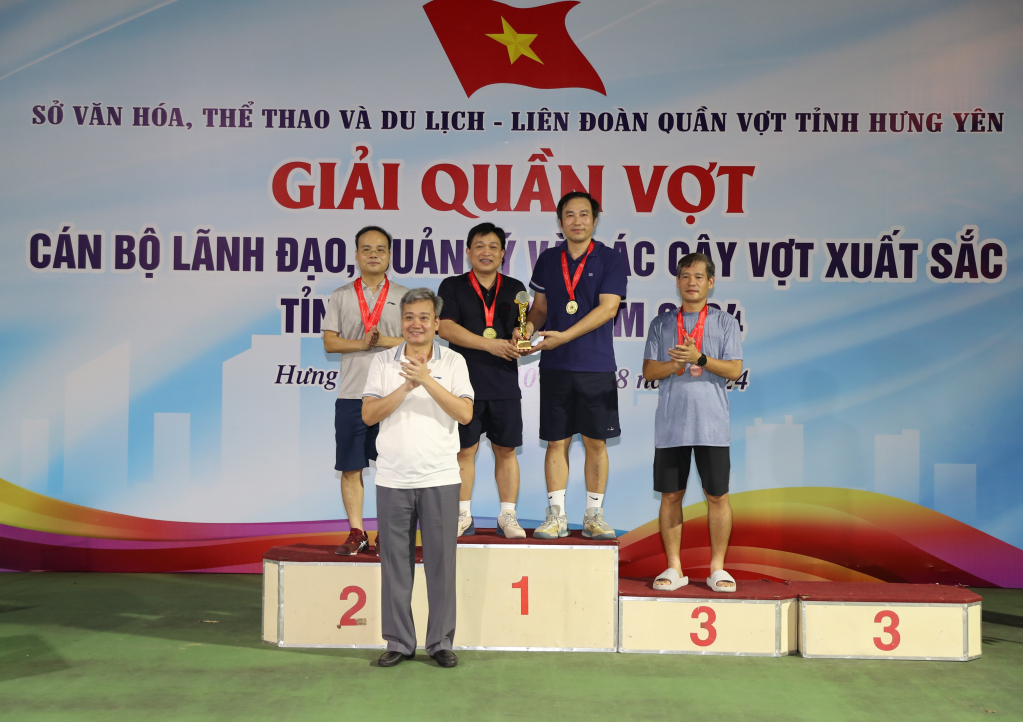 Lãnh đạo Sở Văn hóa, Thể thao và Du lịch trao giải cho các vận động viên nội dung đôi nam cán bộ lãnh đạo, quản lý