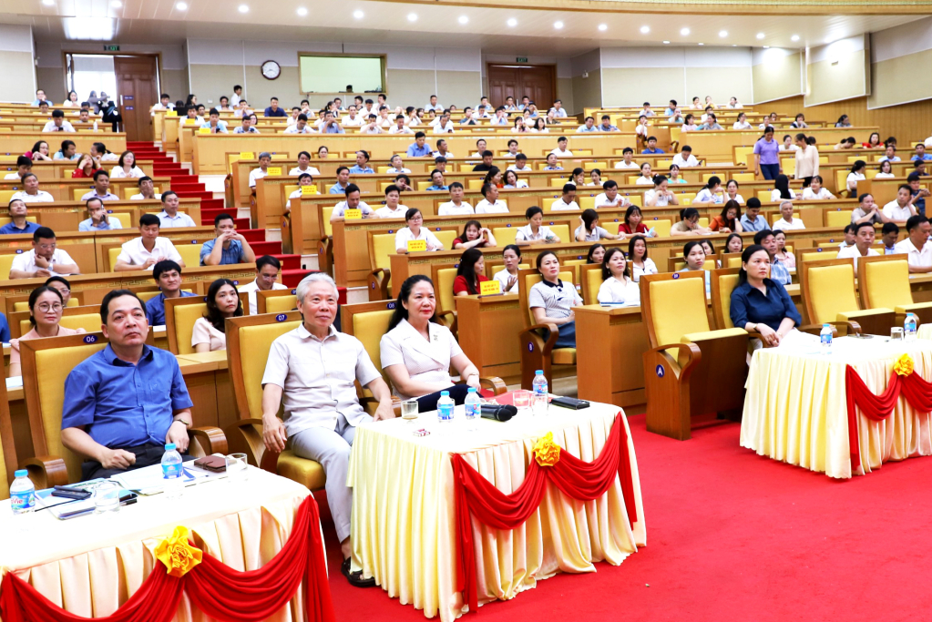 Các đại biểu và học viên tham dự hội nghị