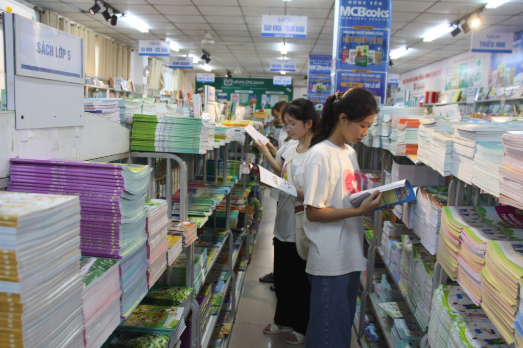 Học sinh tìm hiểu, mua sách tại Siêu thị sách Hưng Yên (thành phố Hưng Yên)