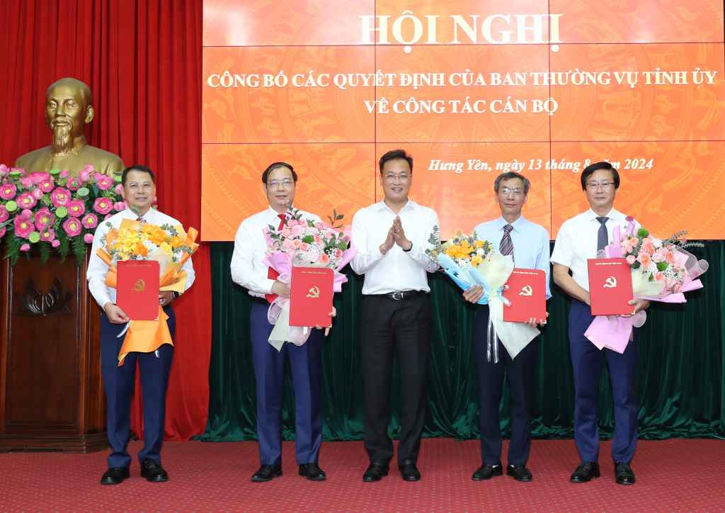 Đồng chí Bí thư Tỉnh ủy Nguyễn Hữu Nghĩa trao quyết định cho các đồng chí: Nguyễn Bật Khánh, Phạm Thái Sơn, Doãn Quốc Hoàn và Nguyễn Khả Phúc