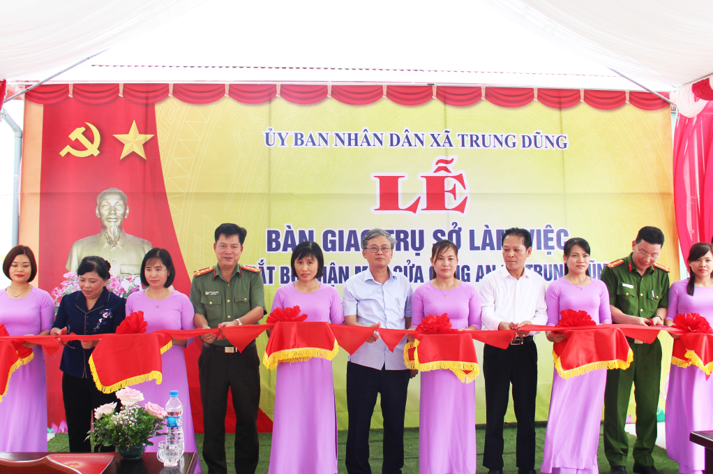 Các đại biểu cắt băng khánh thành trụ sở làm việc Công an xã Trung Dũng