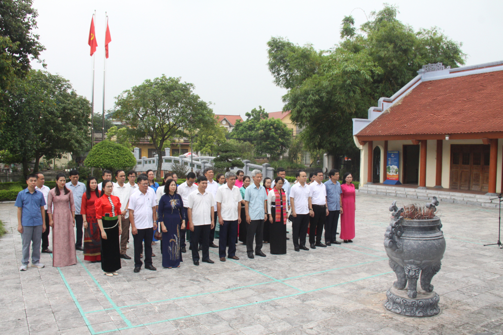 Các đại biểu dâng hương tại Khu lưu niệm Tổng Bí thư Nguyễn Văn Linh, xã Giai Phạm (Yên Mỹ)
