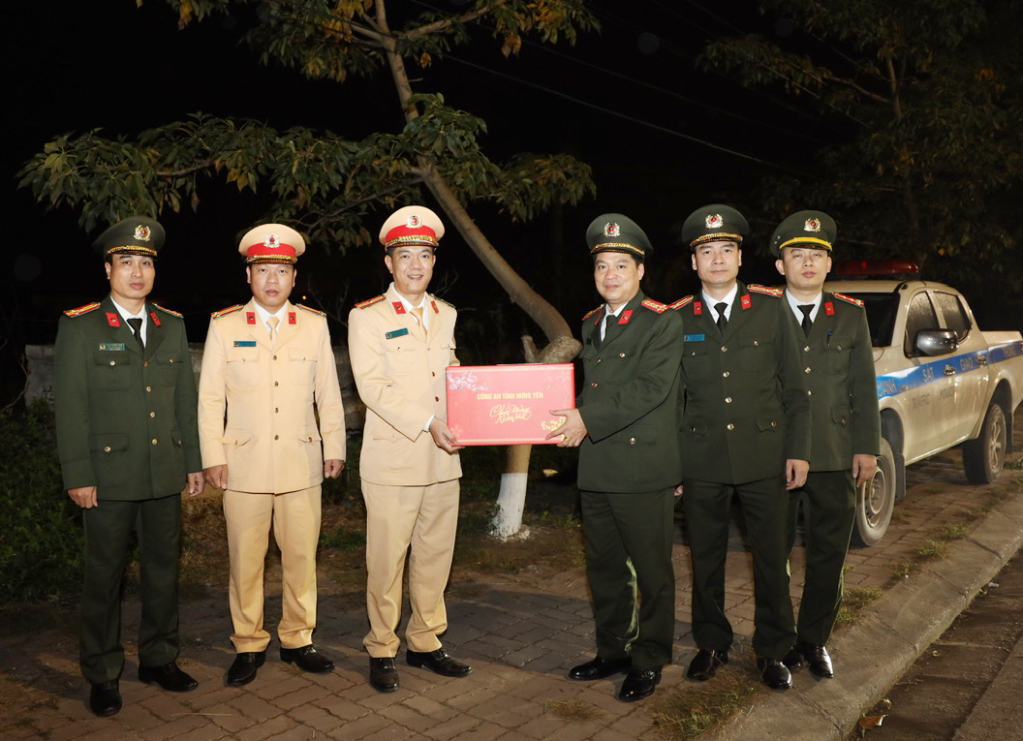 Đại tá Nguyễn Thanh Trường, Ủy viên Ban Thường vụ Tỉnh ủy, Giám đốc Công an tỉnh kiểm tra, tặng quà động viên lực lượng cảnh sát giao thông làm nhiệm vụ dịp Tết Nguyên đán 2024