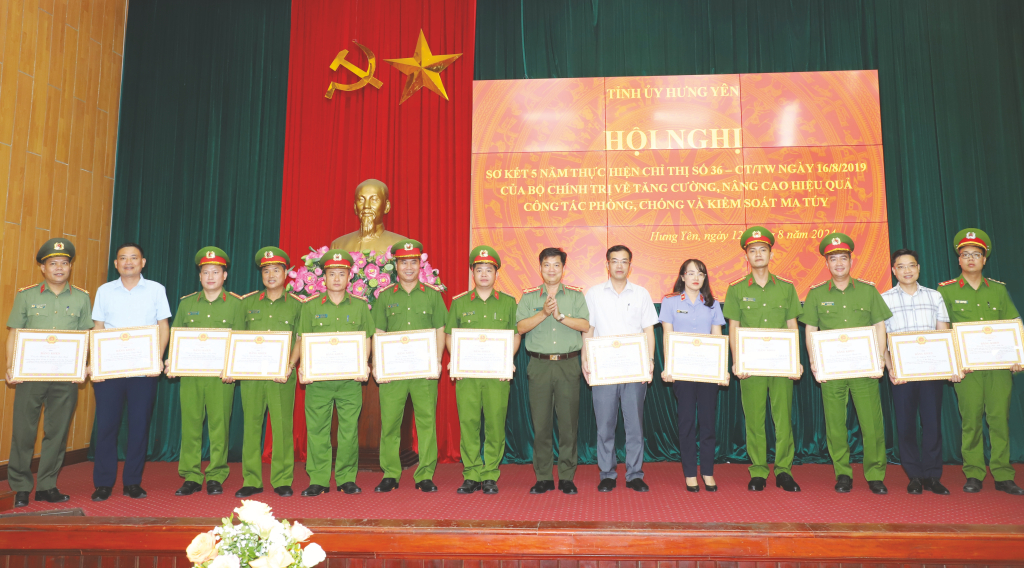Đại tá Nguyễn Thanh Trường, Ủy viên Ban Thường vụ Tỉnh ủy, Giám đốc Công an tỉnh trao Bằng khen của Ban Thường vụ Tỉnh ủy tặng các cá nhân có thành tích xuất sắc trong 5 năm thực hiện Chỉ thị số 36 -CT/TW ngày 16/8/2019 của Bộ Chính trị
