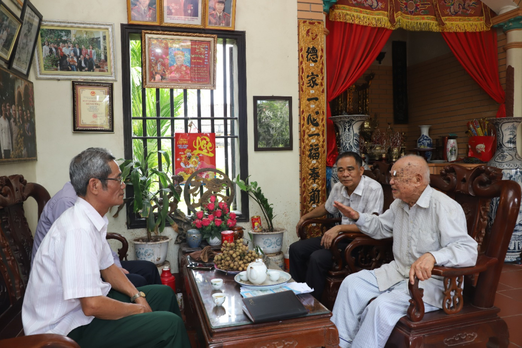 Ông Quách Đắc Bôn ở thôn Long Cầu, xã Đoàn Đào (Phù Cừ) kể về không khí sục sôi của cách mạng Tháng Tám năm 1945