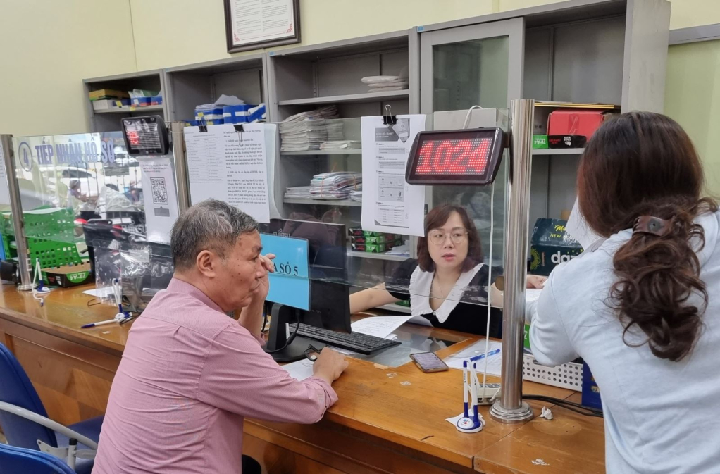 Làm thủ tục tiếp nhận hồ sơ chuyển chi trả lương qua tại khoản tại BHXH quận Cầu Giấy, Hà Nội. Ảnh: XC