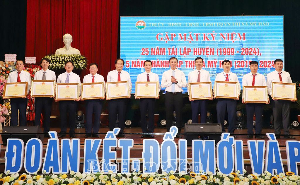 Phó Chủ tịch UBND tỉnh Nguyễn Hùng Nam trao bằng khen cho các tập thể, cá nhân có thành tích xuất sắc trong phong trào thi đua kỷ niệm 25 năm tái lập huyện, 5 năm thành lập thị xã Mỹ Hào; có nhiều đóng góp vào sự phát triển KT – XH của thị xã Mỹ Hào