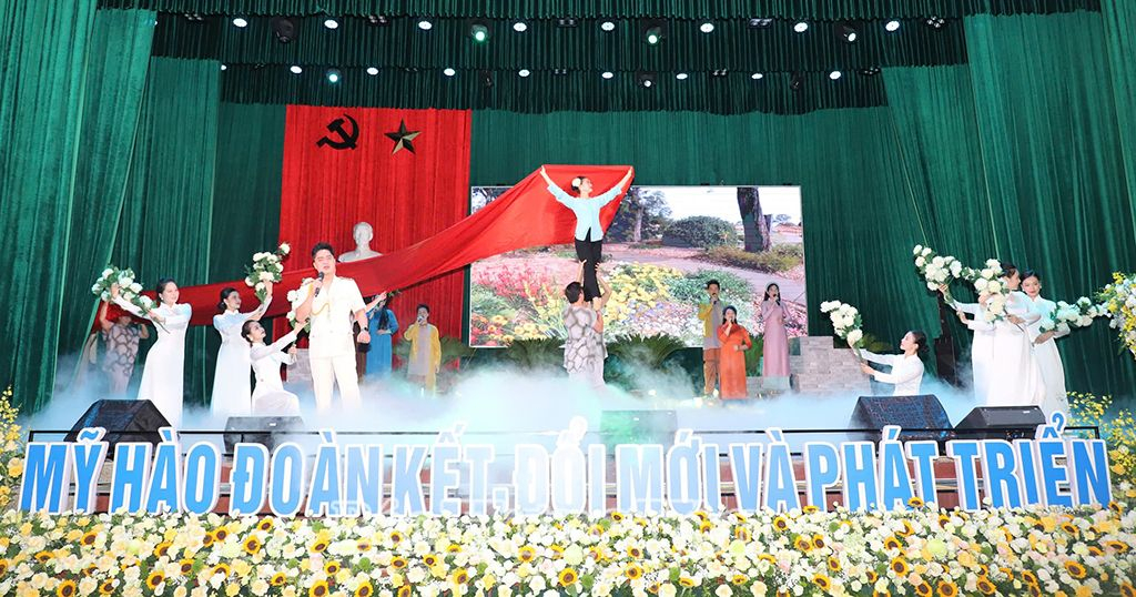 Một tiết mục văn nghệ tại buổi gặp mặt kỷ niệm