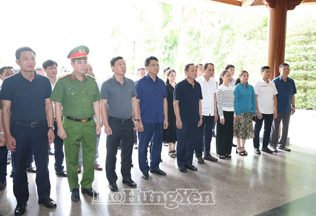 Đoàn cán bộ tỉnh dâng hương tại Nhà bia tưởng niệm các liệt sĩ thanh niên xung phong toàn quốc