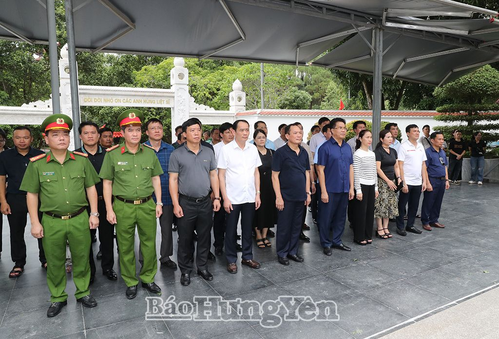 Đoàn cán bộ tỉnh dâng hương tưởng niệm 10 nữ thanh niên xung phong tại Khu di tích lịch sử quốc gia đặc biệt Ngã ba Đồng Lộc