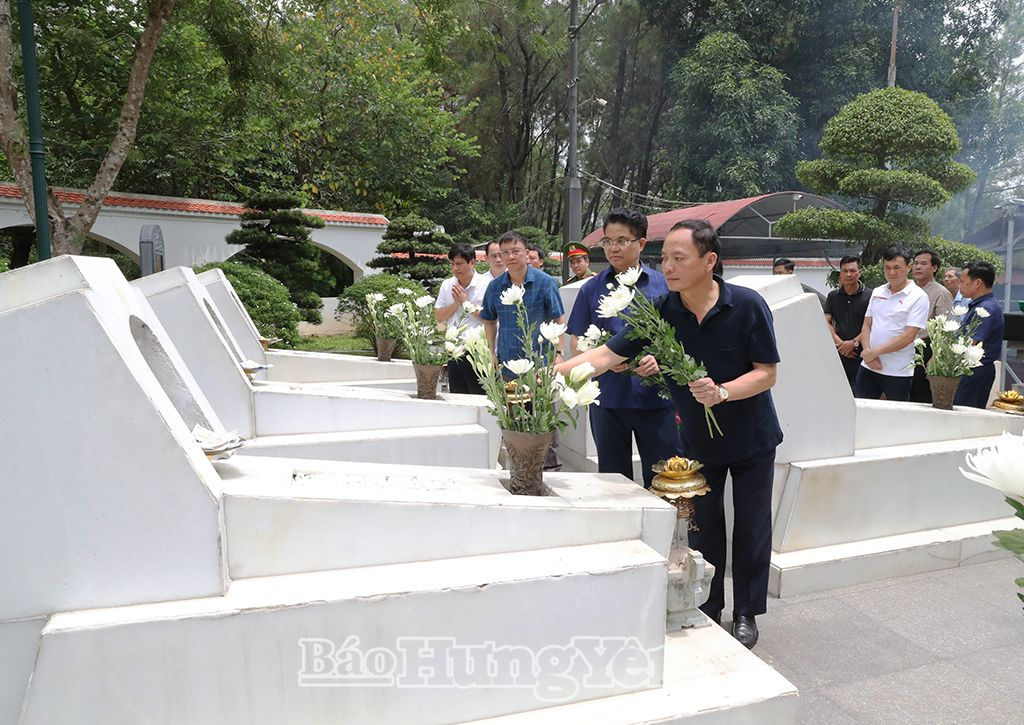 Chủ tịch UBND tỉnh Trần Quốc Văn dâng hoa tại khu mộ 10 nữ thanh niên xung phong trong Khu di tích lịch sử quốc gia đặc biệt Ngã ba Đồng Lộc