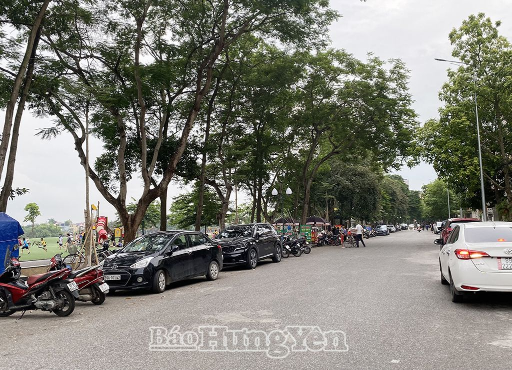 Người dân đỗ xe tại khu vực đường Đoàn Thị Điểm, phường Lê Lợi (thành phố Hưng Yên). Ảnh chụp ngày 21/8/2024