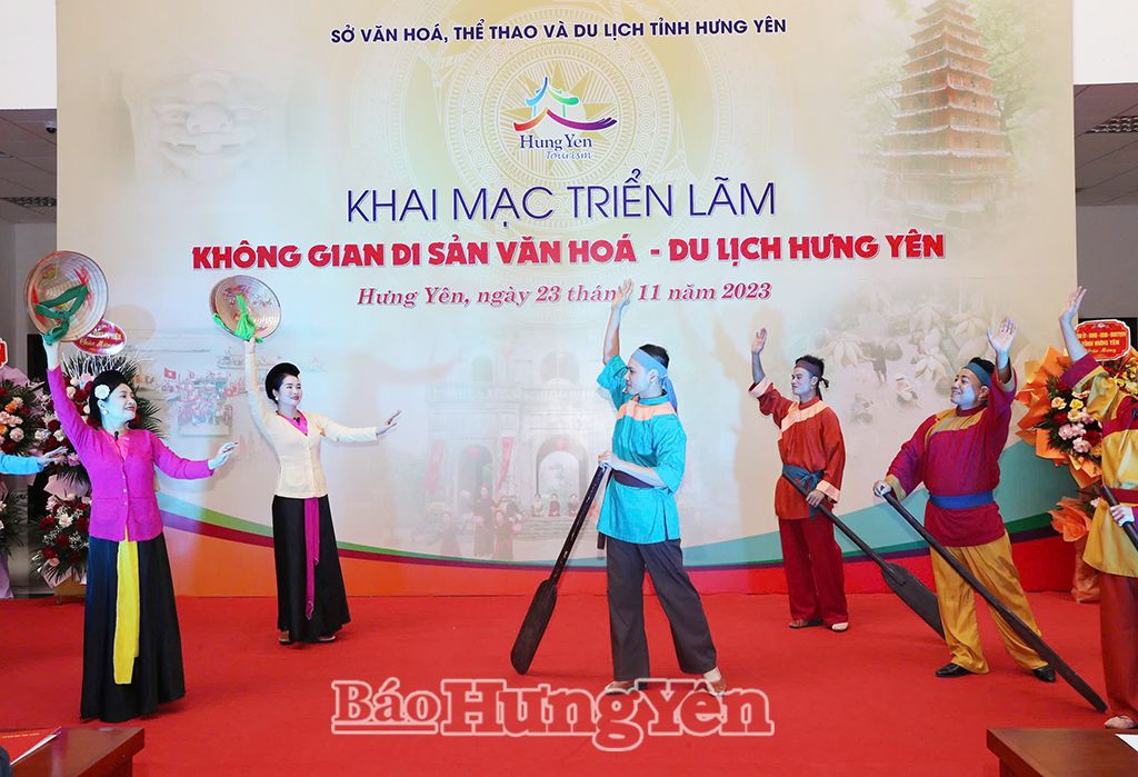 Tiết mục hát trống quân tại lễ khai mạc triển lãm Không gian Di sản văn hoá – Du lịch Hưng Yên