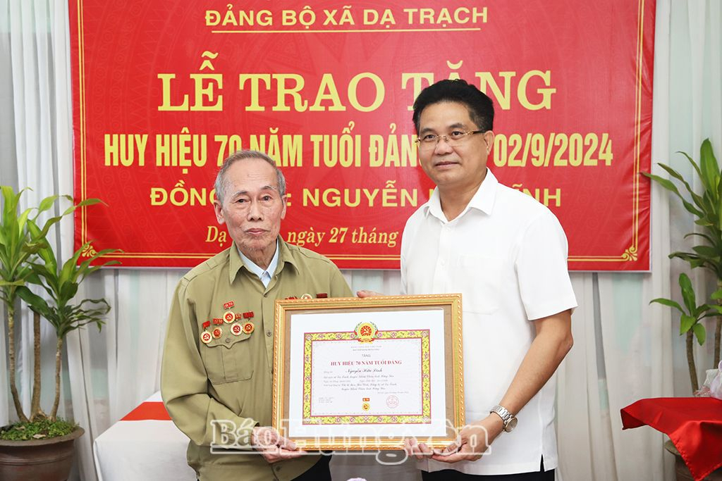 Đồng chí Chủ nhiệm Ủy ban Kiểm tra Tỉnh ủy Lê Quang Hòa trao Huy hiệu 70 năm tuổi Đảng tặng đảng viên Nguyễn Hữu Lĩnh