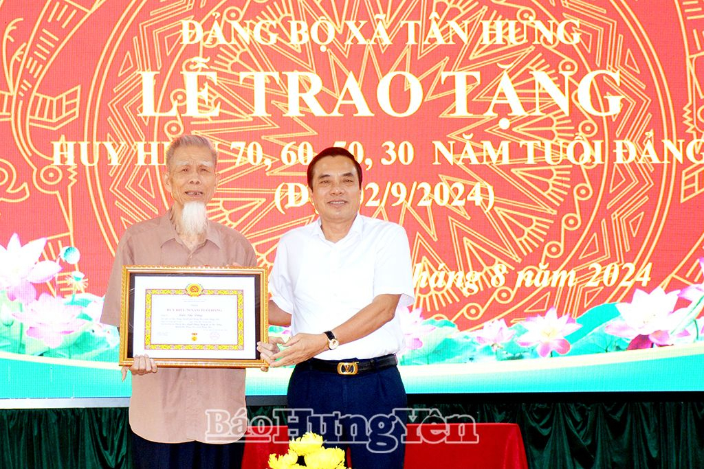 Đồng chí Bí thư Thành uỷ Hưng Yên Phạm Huy Bình trao Huy hiệu 70 năm tuổi Đảng tặng đảng viên Trần Văn Dũng