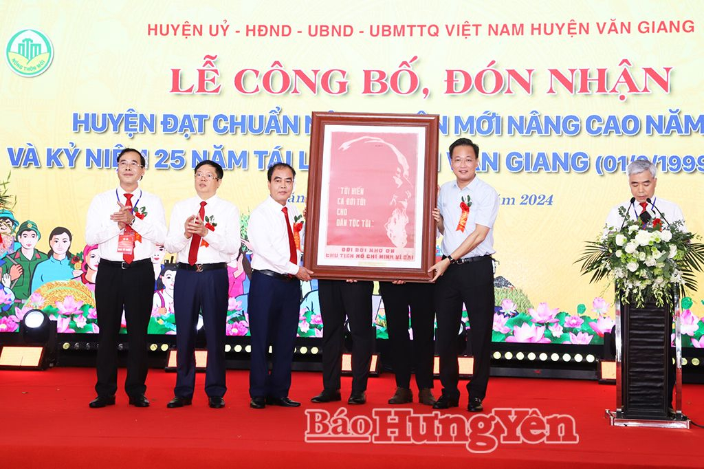 Đồng chí Bí thư Tỉnh ủy Nguyễn Hữu Nghĩa tặng huyện Văn Giang bức tranh chân dung Chủ tịch Hồ Chí Minh