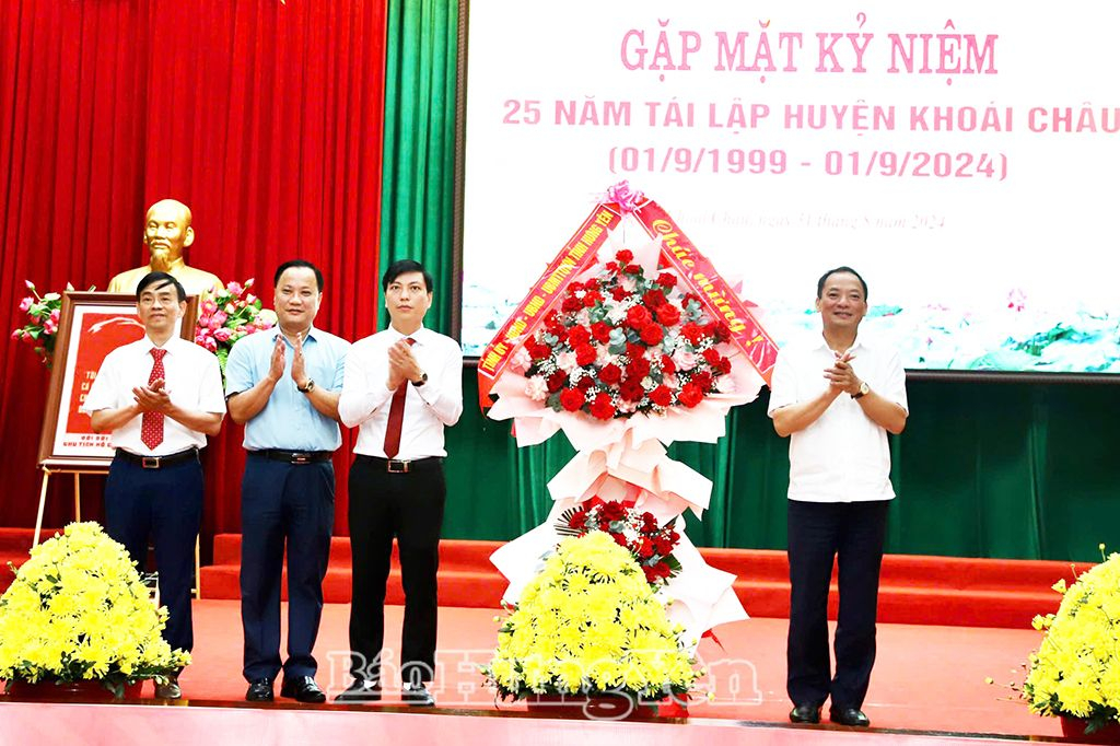 Đồng chí Trần Quốc Văn, Phó Bí thư Tỉnh ủy, Chủ tịch UBND tỉnh tặng hoa chúc mừng huyện Khoái Châu