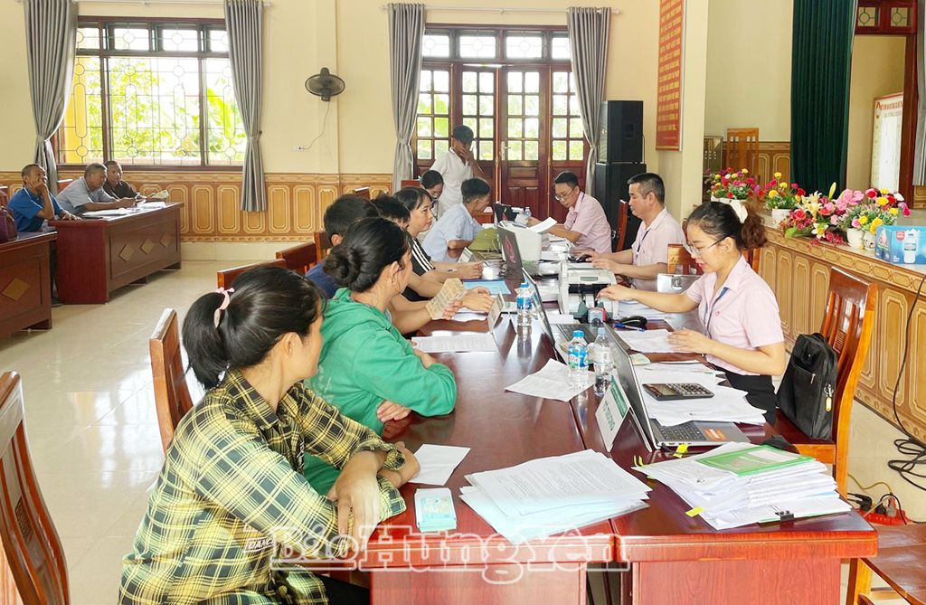 Nhân viên Phòng giao dịch Ngân hàng CSXH huyện Tiên Lữ hướng dẫn người dân xã Trung Dũng làm thủ tục vay vốn