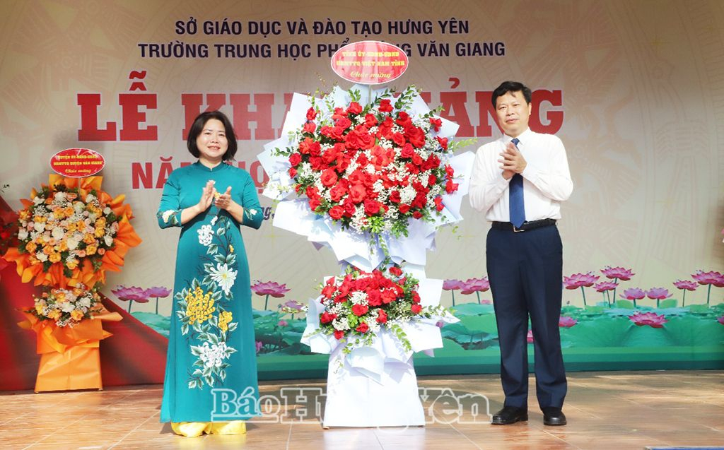 Đồng chí Phó Bí thư Thường trực Tỉnh ủy, Chủ tịch HĐND tỉnh Trần Quốc Toản tặng thầy và trò Trường THPT Văn Giang lẵng hoa chúc mừng năm học mới