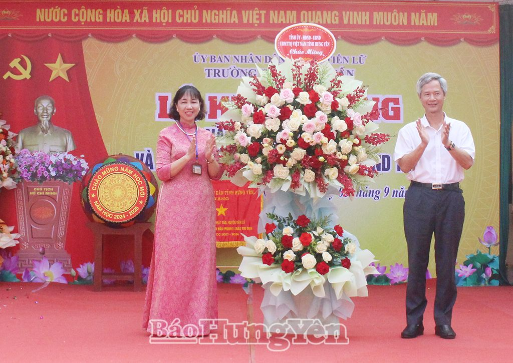 Đồng chí Đào Hồng Vận, Ủy viên Ban Thường vụ Tỉnh ủy, Trưởng ban Tuyên giáo Tỉnh ủy, Trưởng đoàn đại biểu Quốc hội tỉnh tặng hoa chúc mừng trường THCS Nhật Tân