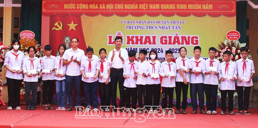 Đại diện lãnh đạo xã Nhật Tân (Tiên Lữ) tặng quà cho các em học sinh nghèo vượt khó vươn lên trong học tập của trường THCS Nhật Tân