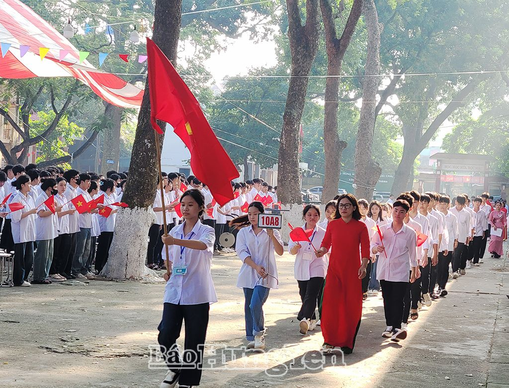 Chào đón học sinh khối lớp 10 tại trường THPT Khoái Châu