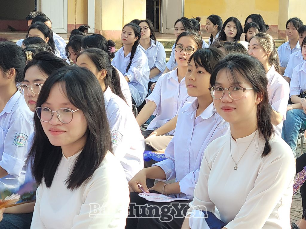 Học sinh trường THPT Khoái Châu trong ngày khai giảng