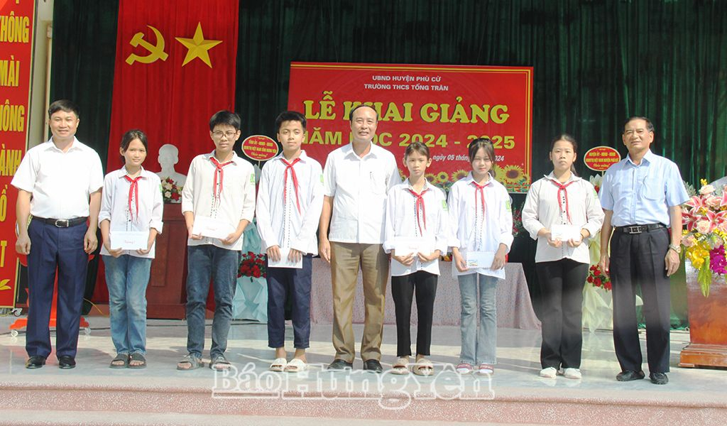 Đồng chí Đặng Ngọc Quỳnh, Ủy viên Ban Thường vụ Tỉnh ủy, Trưởng ban Nội chính Tỉnh ủy cùng lãnh đạo huyện Phù Cừ trao quà tặng học sinh nghèo vượt khó nhân dịp năm học mới