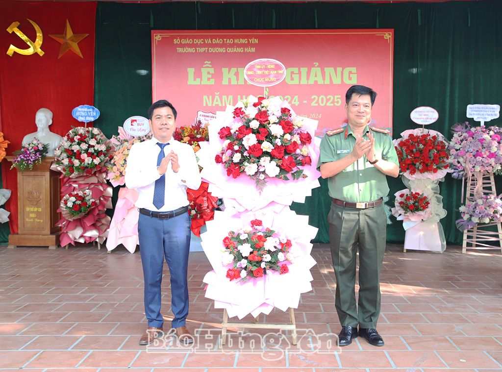 Đại tá Nguyễn Thanh Trường, Ủy viên Ban Thường vụ Tỉnh uỷ, Giám đốc Công an tỉnh tặng hoa chúc mừng trường THPT Dương Quảng Hàm