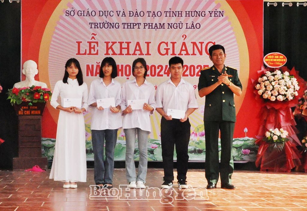 Đại tá Tô Thành Quyết, Uỷ viên Ban Thường vụ Tỉnh uỷ, Chỉ huy trưởng Bộ Chỉ huy Quân sự tỉnh tặng quà cho học sinh đạt điểm cao trong kỳ thi tốt nghiệp THPT năm 2024