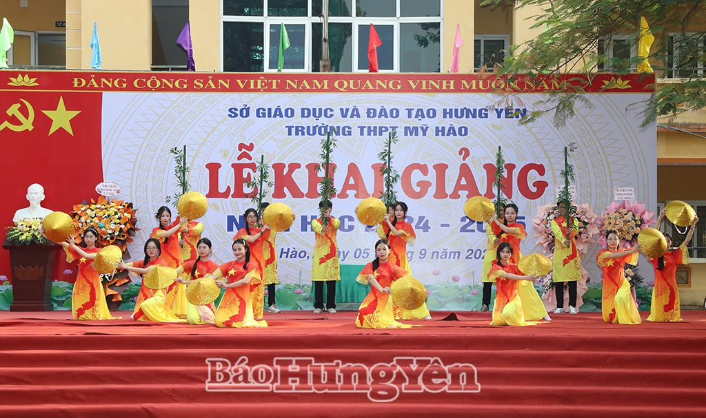 Một tiết mục văn nghệ chào mừng tại lễ khai giảng