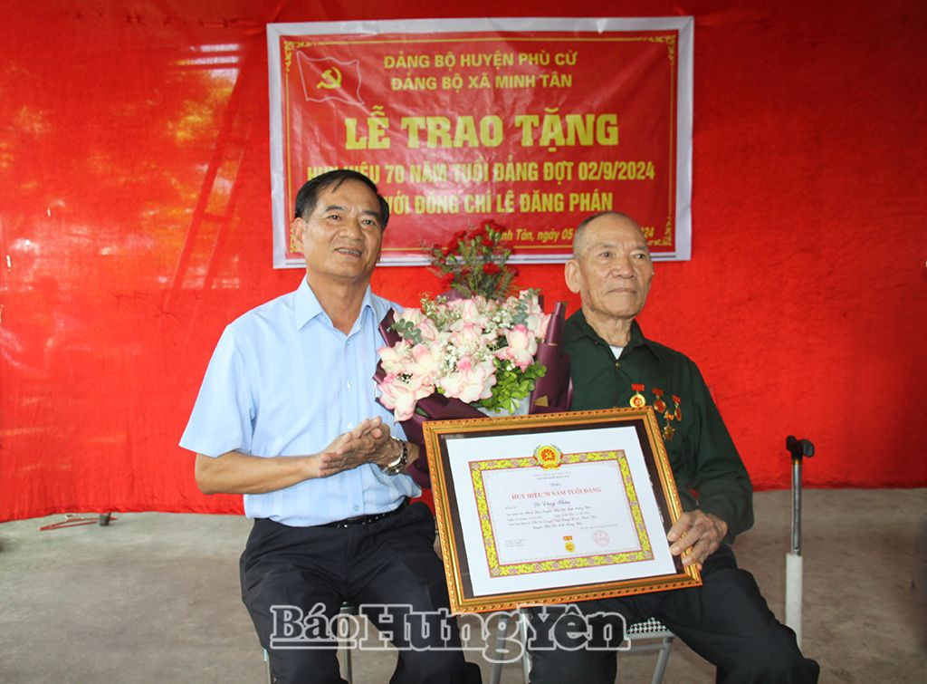 Đồng chí Đặng Ngọc Quỳnh, Ủy viên Ban Thường vụ Tỉnh ủy, Trưởng ban Nội chính Tỉnh uỷ trao huy hiệu 70 năm tuổi Đảng tặng đảng viên Lê Đăng Phán, xã Minh Tân (Phù Cừ)