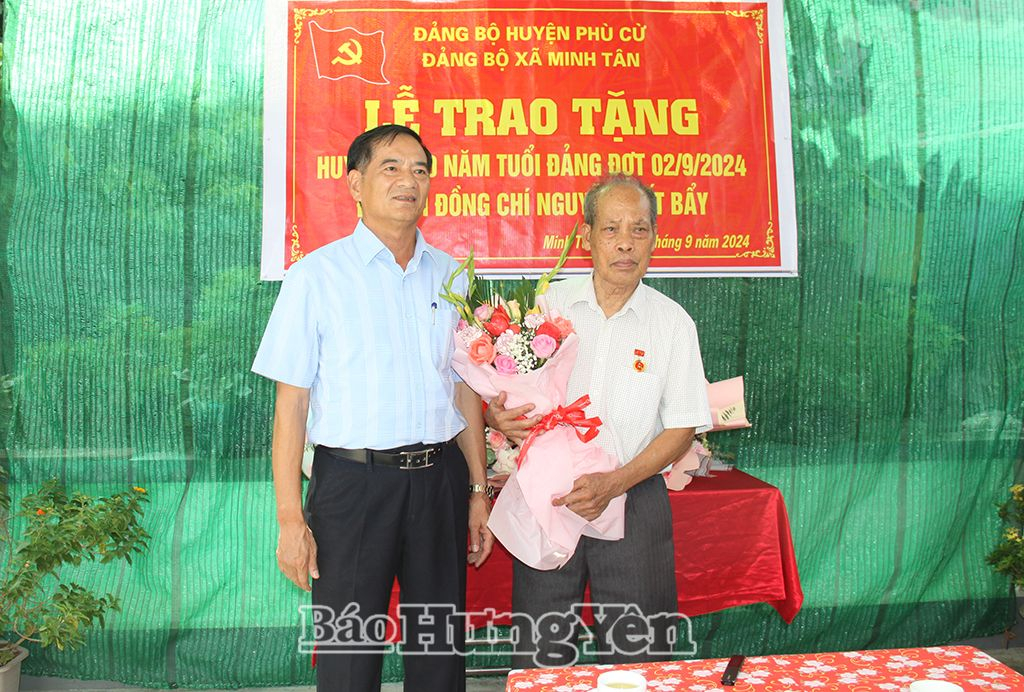 Đồng chí Đặng Ngọc Quỳnh, Ủy viên Ban Thường vụ Tỉnh ủy, Trưởng ban Nội chính Tỉnh uỷ trao huy hiệu 70 năm tuổi Đảng tặng đảng viên Nguyễn Viết Bẩy, xã Minh Tân