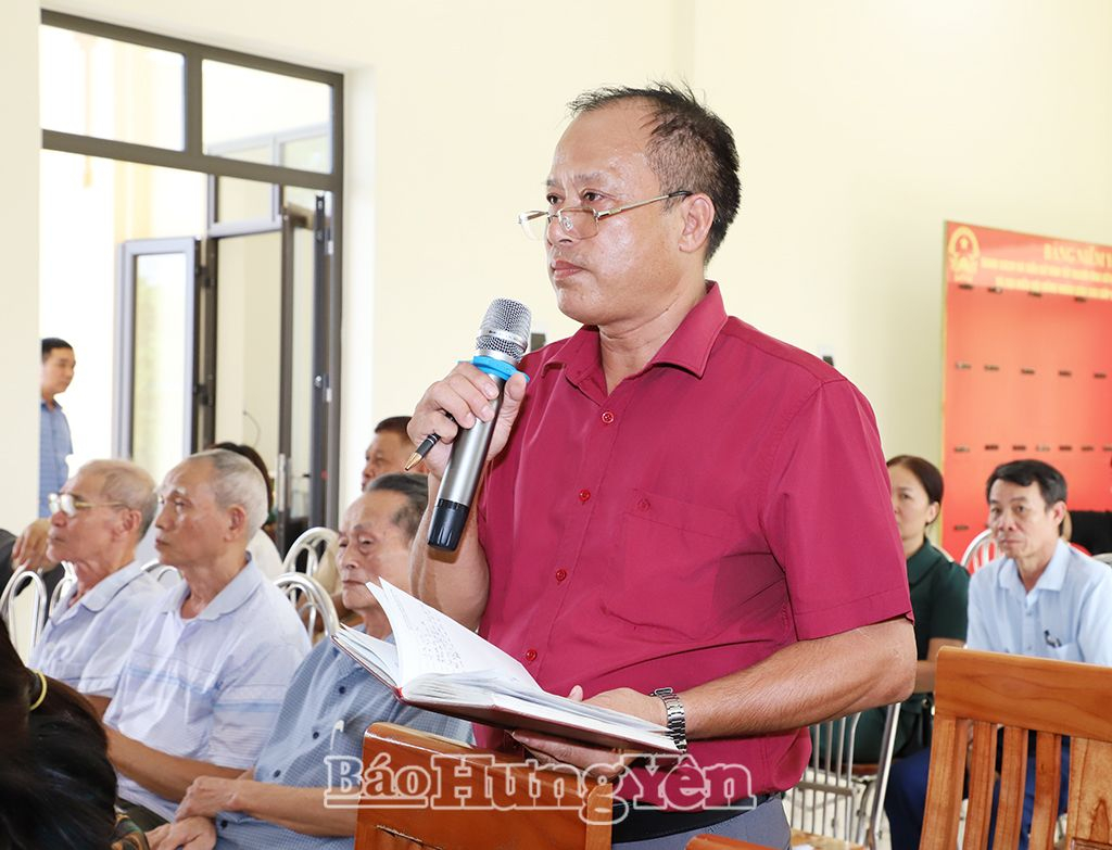 Đảng viên phát biểu thảo luận tại buổi sinh hoạt chi bộ
