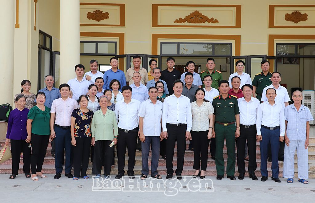 Đồng chí Bí thư Tỉnh ủy Nguyễn Hữu Nghĩa và các đại biểu chụp ảnh lưu niệm với đảng viên Chi bộ thôn Phúc Tá