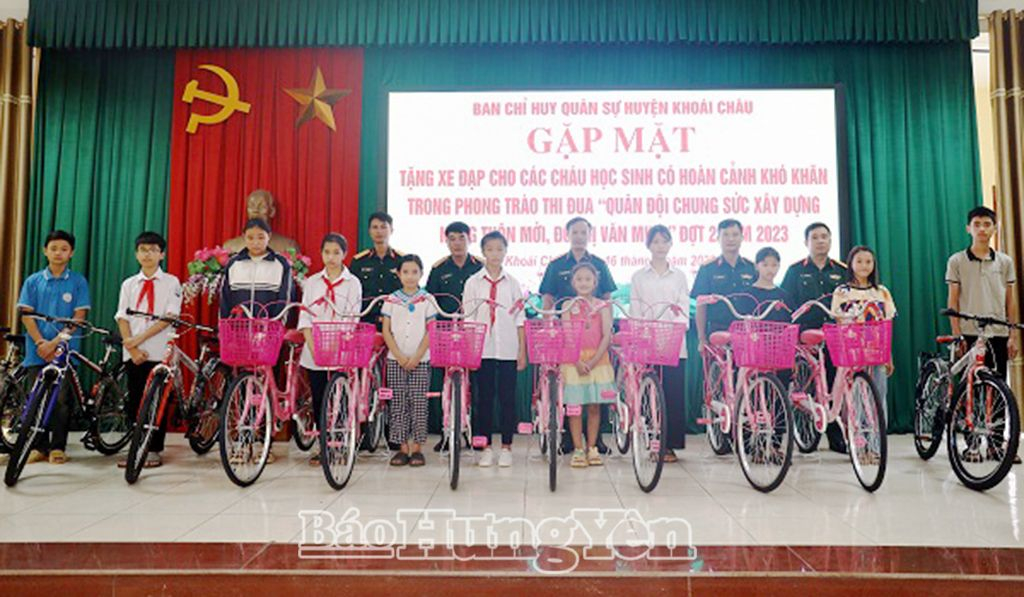 Ban CHQS huyện Khoái Châu trao tặng xe đạp cho học sinh có hoàn cảnh khó khăn