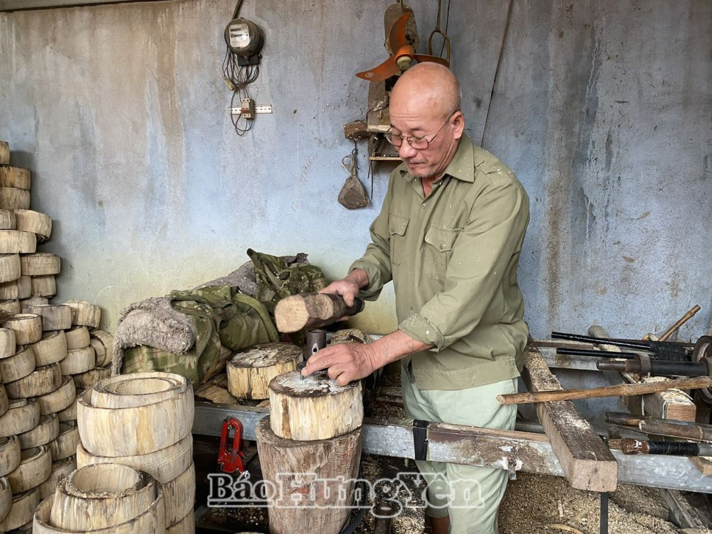 Tạo hình thân trống đồ chơi ở hộ gia đình ông Vũ Văn Hởi, thôn Ông Hảo, xã Liêu Xá (Yên Mỹ)