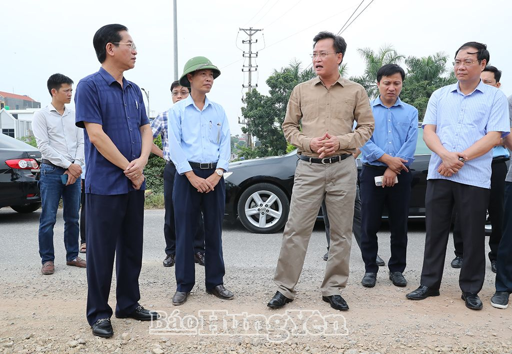 Đồng chí Bí thư Tỉnh ủy Nguyễn Hữu Nghĩa kiểm tra công tác ứng phó với bão số 3 tại Dự án cải tạo, nâng cấp đê tả sông Hồng