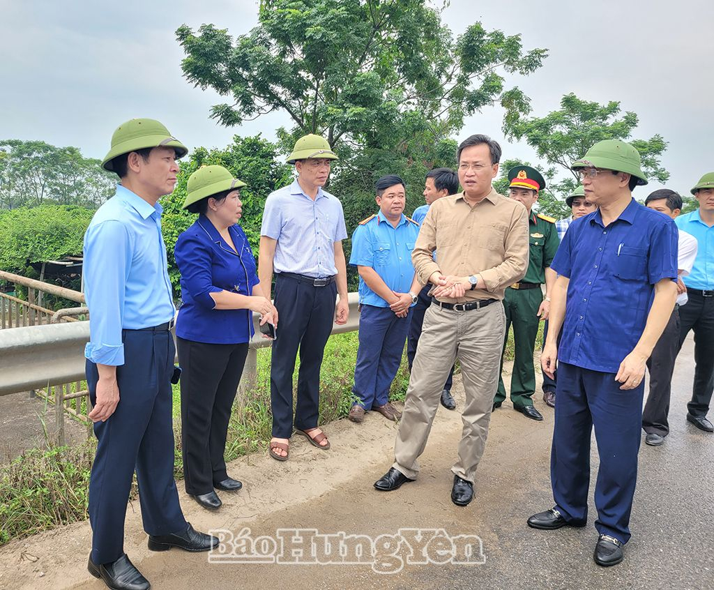 Đồng chí Bí thư Tỉnh ủy Nguyễn Hữu Nghĩa và đoàn công tác kiểm tra công tác ứng phó với bão số 3 tại Trạm bơm Mai Xá (Tiên Lữ)