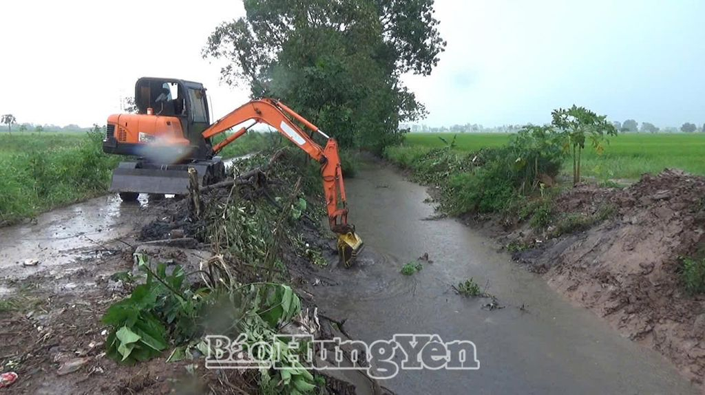 Xí nghiệp Khai thác công trình thuỷ lợi Châu Giang khơi thông dòng chảy hệ thống kênh, mương, bảo đảm cho việc thoát nước