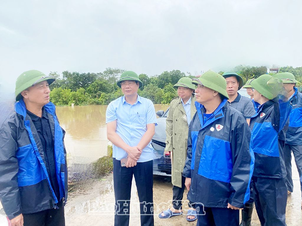 Đồng chí Chủ tịch UBND tỉnh Trần Quốc Văn cùng đoàn công tác kiểm tra tình hình ngập lụt tại khu vực sản xuất nông nghiệp của xã Hùng Cường (thành phố Hưng Yên)