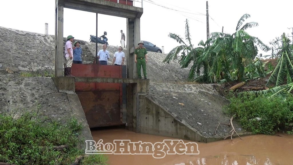 Lãnh đạo huyện Khoái Châu kiểm tra công tác ứng phó với mưa lũ