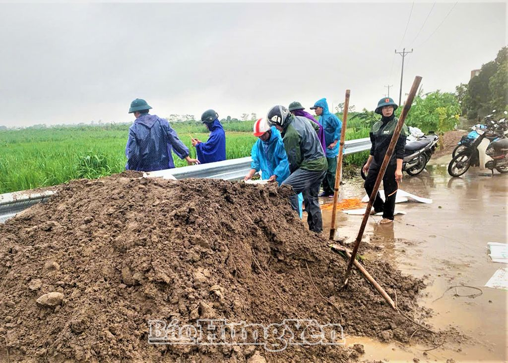 Cán bộ, Nhân dân xã Đức Hợp chuẩn bị các bao cát ngăn nước sông Hồng tràn vào một khu dân cư ngoài đê