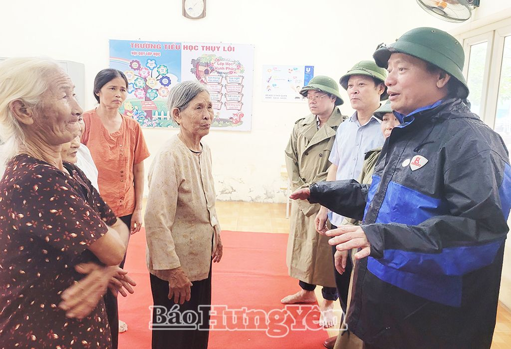 Đồng chí Chủ tịch UBND tỉnh Trần Quốc Văn thăm hỏi, động viên người dân phải di dời do ngập lụt tại xã Thuỵ Lôi (Tiên Lữ)